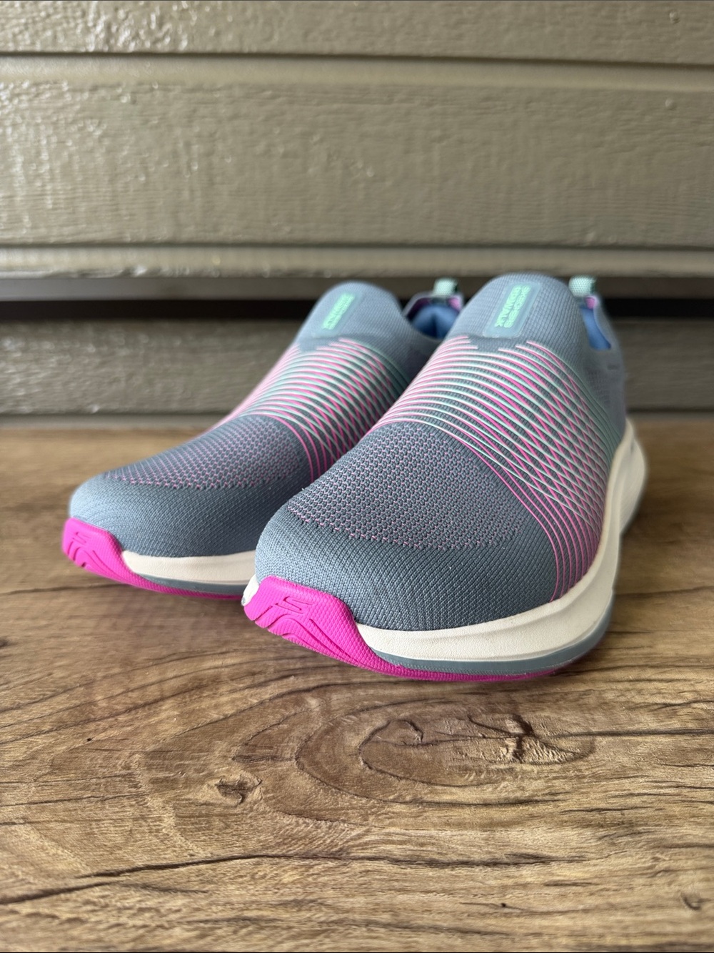 Skechers Stretch Women’s Slip-On Athletic Sneakers in Gray & Pink size 10